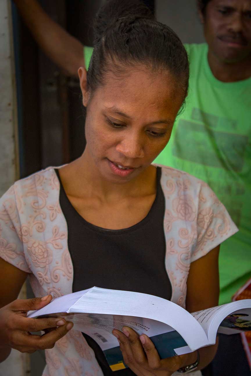 Indira studied at the national university in Dili. Still she appreciates the resource book which is part of the Midwife kit delivered by Vega.