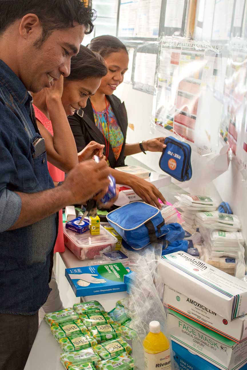 The clinic got 2 midwifes and one doctor. They are responsible for the immunisations on the island and offer free family planning. It is good to meet such a young and enthusiastic team.