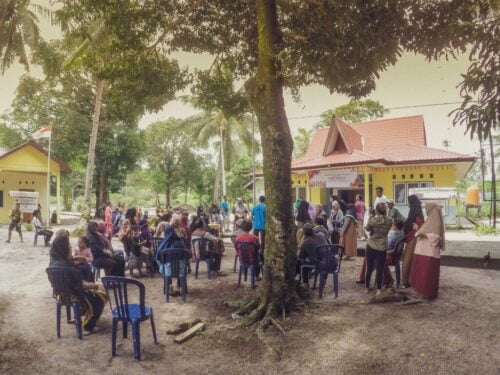 It took about an hour for the word to spread that Vega was providing free reading glasses for the elderly. The glasses were distributed by the local nurse and midwife after we showed them how to use our simple testing system.